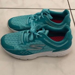 Size 7 sketchers (super comfortable)